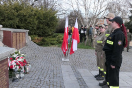 Strażacy oddają hołd poległym 
