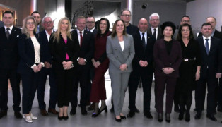 Mężczyźni i kobiety na wspólnym zdjęciu 