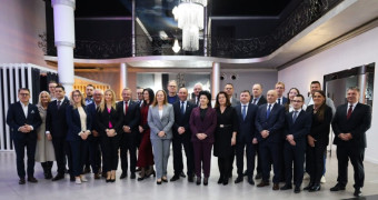 Grupa osób na wspólnym zdjęciu 