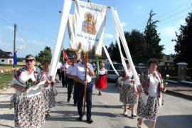 Procesja ze sztandarami kościelnymi 