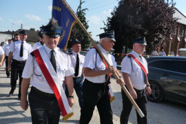 Mężczyźni idą w procesji