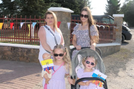 Dwie kobiety i dwie małe dziewczynki