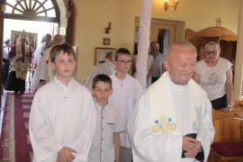 Duchowni i wierni w kościele 