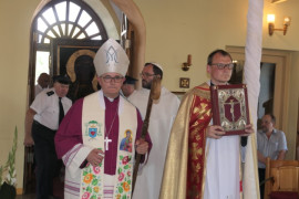 Duchowni wchodzą do kościoła