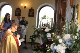 Wierni i duchowny przed ikoną obrazu Matki Bożej Jasnogórskiej 