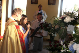 Duchowny i wierni przed obrazem Matki Bożej Jasnogórskiej 