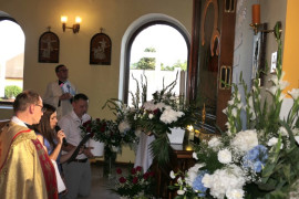 Duchowny i wierni przed obrazem Matki Bożej Jasnogórskiej 