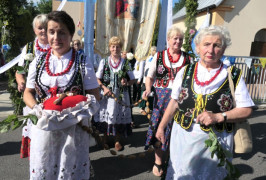 Kobiety idące w procesji