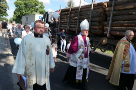 Duchowni idą w procesji