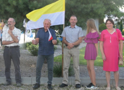 Osoby stojące obok siebie