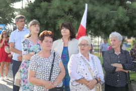 Grupa osób stojących obok siebie