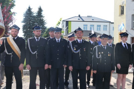 Strażacy stojący w szeregu