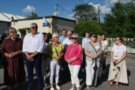 Grupa osób stojąca obok siebie