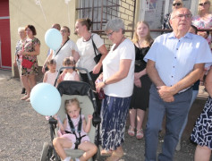 Grupa osób stojąca obok siebie