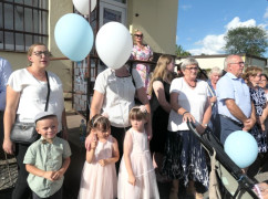 Grupa osób stojąca obok siebie