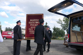 Strażacy niosą obraz Matki Bożej