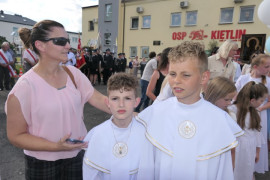 Dwóch chłopców i kobieta