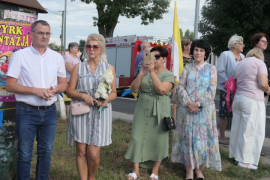 Grupa osób stojąca obok siebie