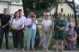 Grupa osób stojąca obok siebie