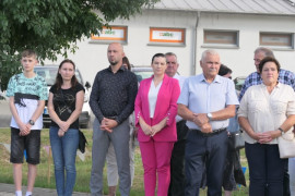Grupa osób stojąca obok siebie