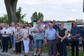 Grupa osób stojących obok siebie 