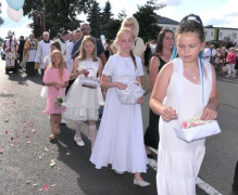 Dzieci idące w procesji