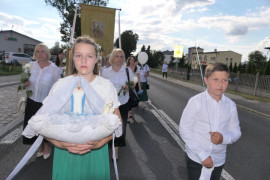Dzieci idące w procesji