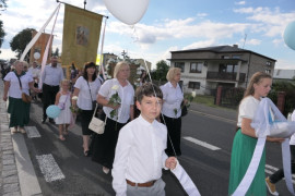 Dzieci idące w procesji