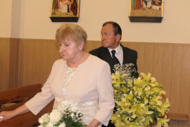 Mężczyzna i kobieta. Mężczyzna trzyma w ręku bukiet kwiatów