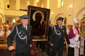 Strażacy wnoszą do kościoła obraz Matki Bożej