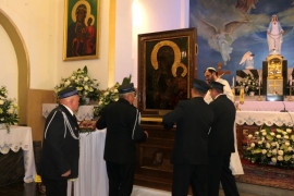 Strażacy wnoszą obraz Matki Bożej do kościoła