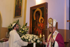 Duchowni przed obrazem Matki Bożej