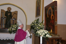 Duchowny przed obrazem Matki Bożej