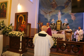 Duchowni w kościele 