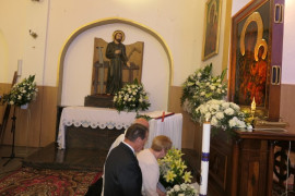 Wierni przed obrazem Matki Bożej