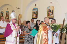 Wierni i duchowni w kościele 