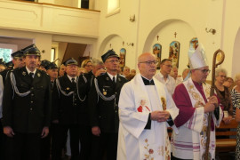 Wierni i duchowni w kościele