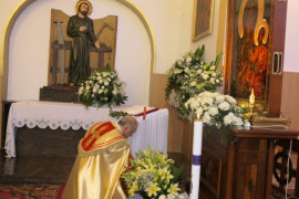 Duchowny przed obrazem Matki Bożej
