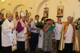 Duchowni i wierni w kościele 