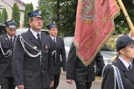 Strażacy idą w procesji 