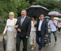 Grupa osób idąca w procesji