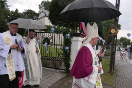 Duchowni na czele procesji