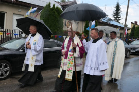 Duchowni na czele procesji  