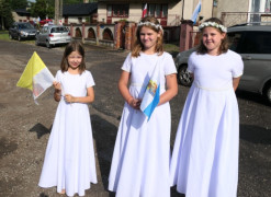 Trzy dziewczynki w białych długich sukienkach 
