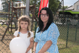 Kobieta i dziewczynka. Dziewczynka trzyma w ręku biały balon
