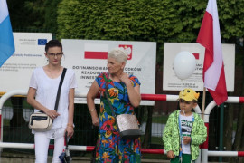 Dwie kobiety i chłopiec stoją obok siebie