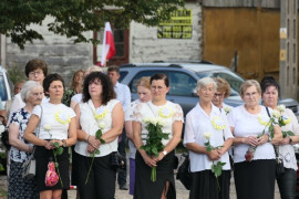 Grupa kobiet. Kobiety trzymają róże 