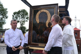 Obraz Matki Bożej Jasnogórskiej niesiony przez mężczyzn 