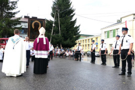 Duchowni i wierni przed obrazem Matki Bożej Jasnogórskiej 