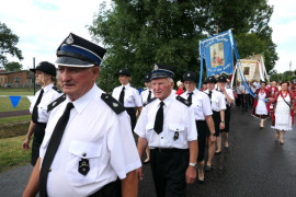 Strażacy uczestniczący w procesji